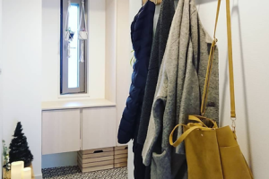 コート 掛け 壁 ikea でおしゃれ収納！簡単DIYアイデア集